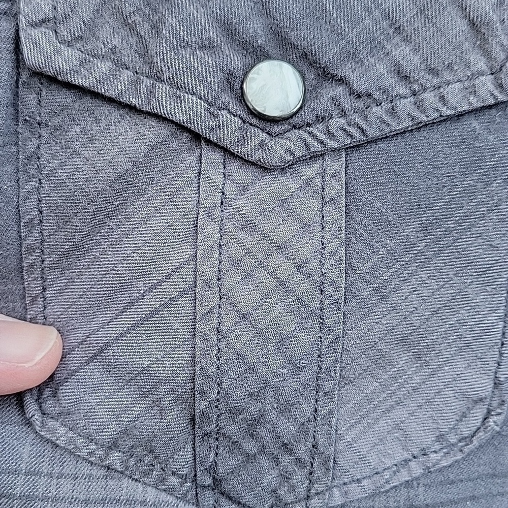 American Eagle Outfitters xs grey plaid pearl snap button down shirt - Picture 8 of 8